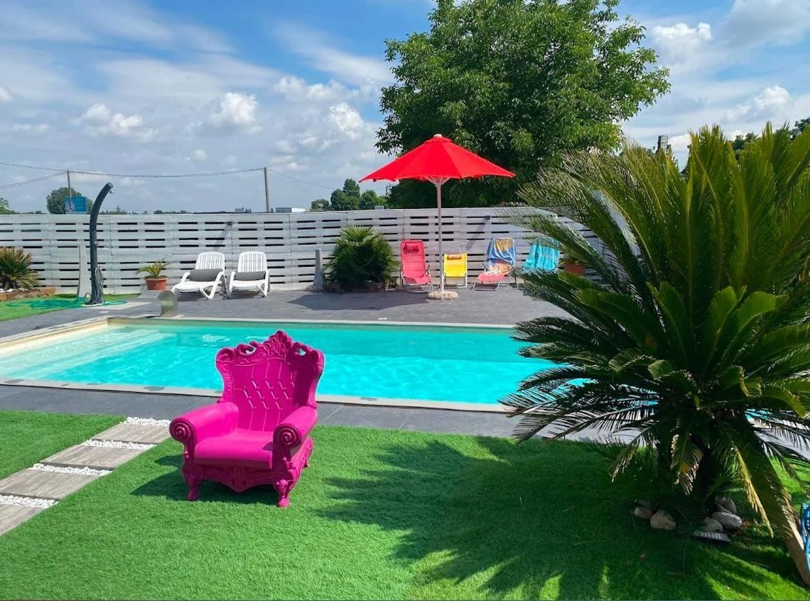 Piscina e giardino del B&B Le Palme