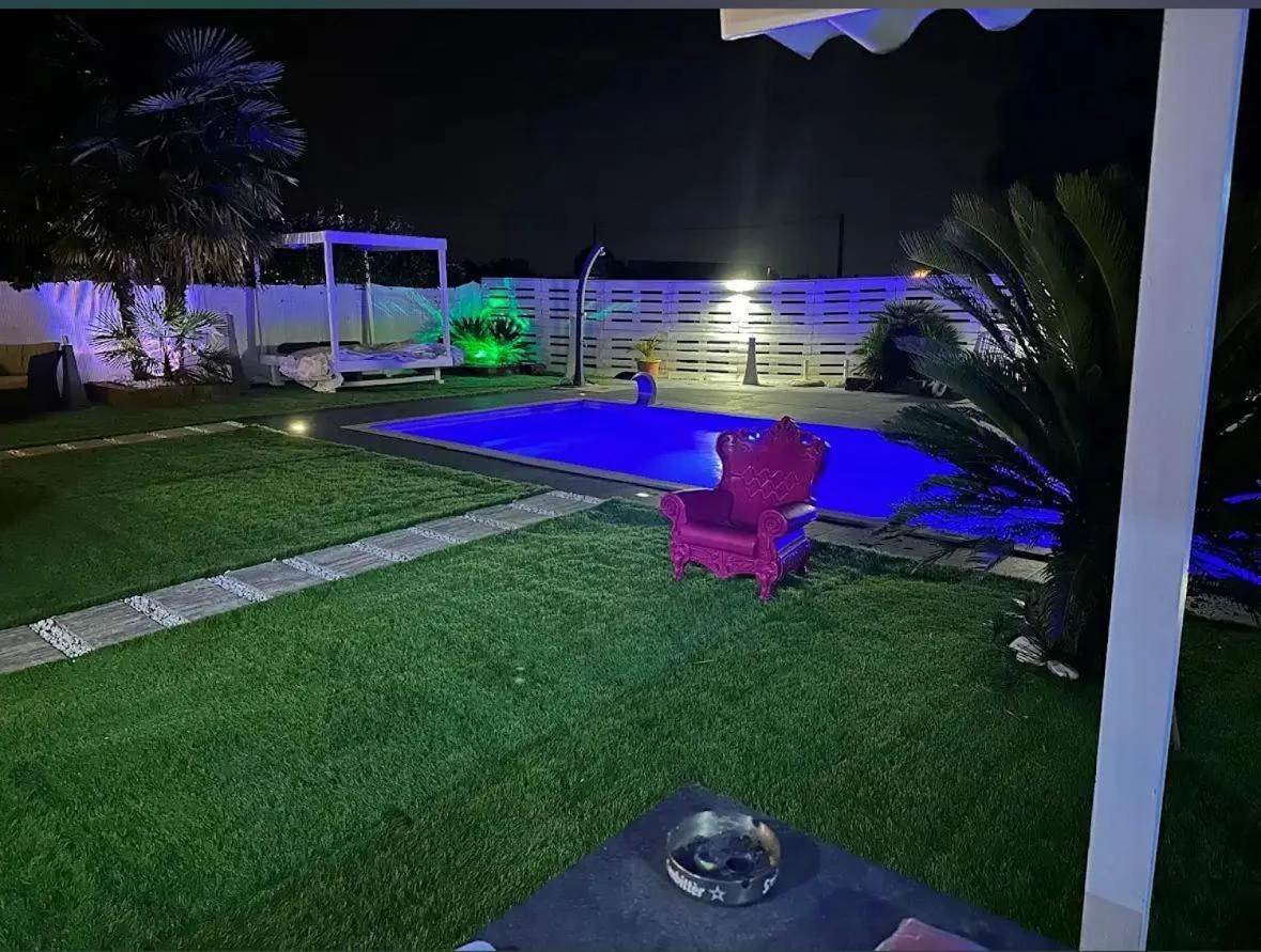 La piscina e il giardino di sera